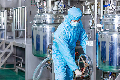 化工廠工人檢查機(jī)器運行