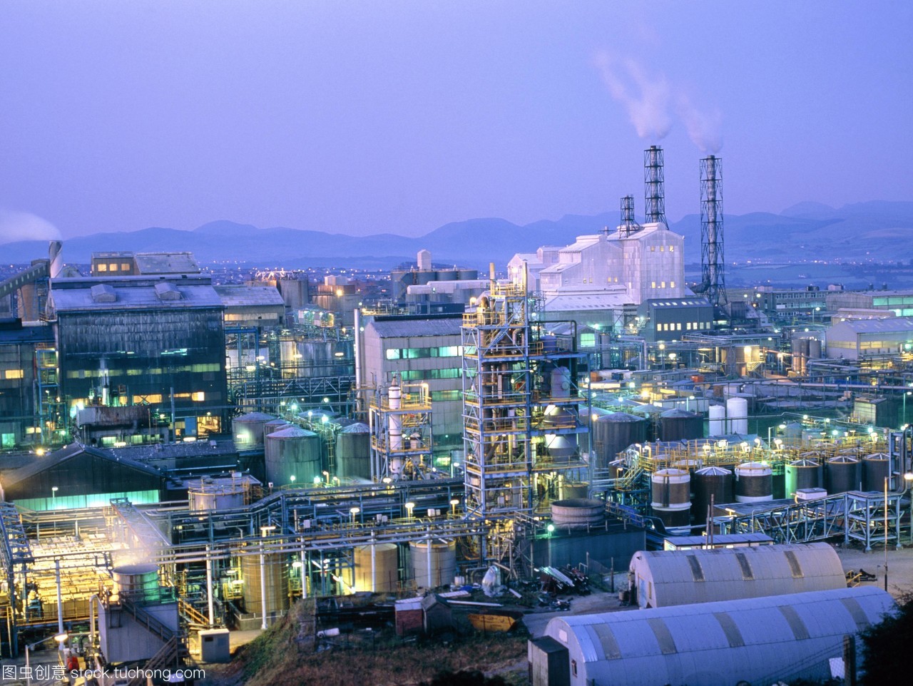 化學工業。夜間的石階上化工廠在坎布里亞郡Whitehaven英國。這個工廠生產原材料和中間體的洗滌劑和toileteries產業。它生產表面活性劑表面清潔劑和發泡產品然后國內清潔材料用于制造肥皂,牙膏,和工業材料如水泥,泡沫地毯襯底。工廠也生產硫酸因此有一些二氧化硫的排放。